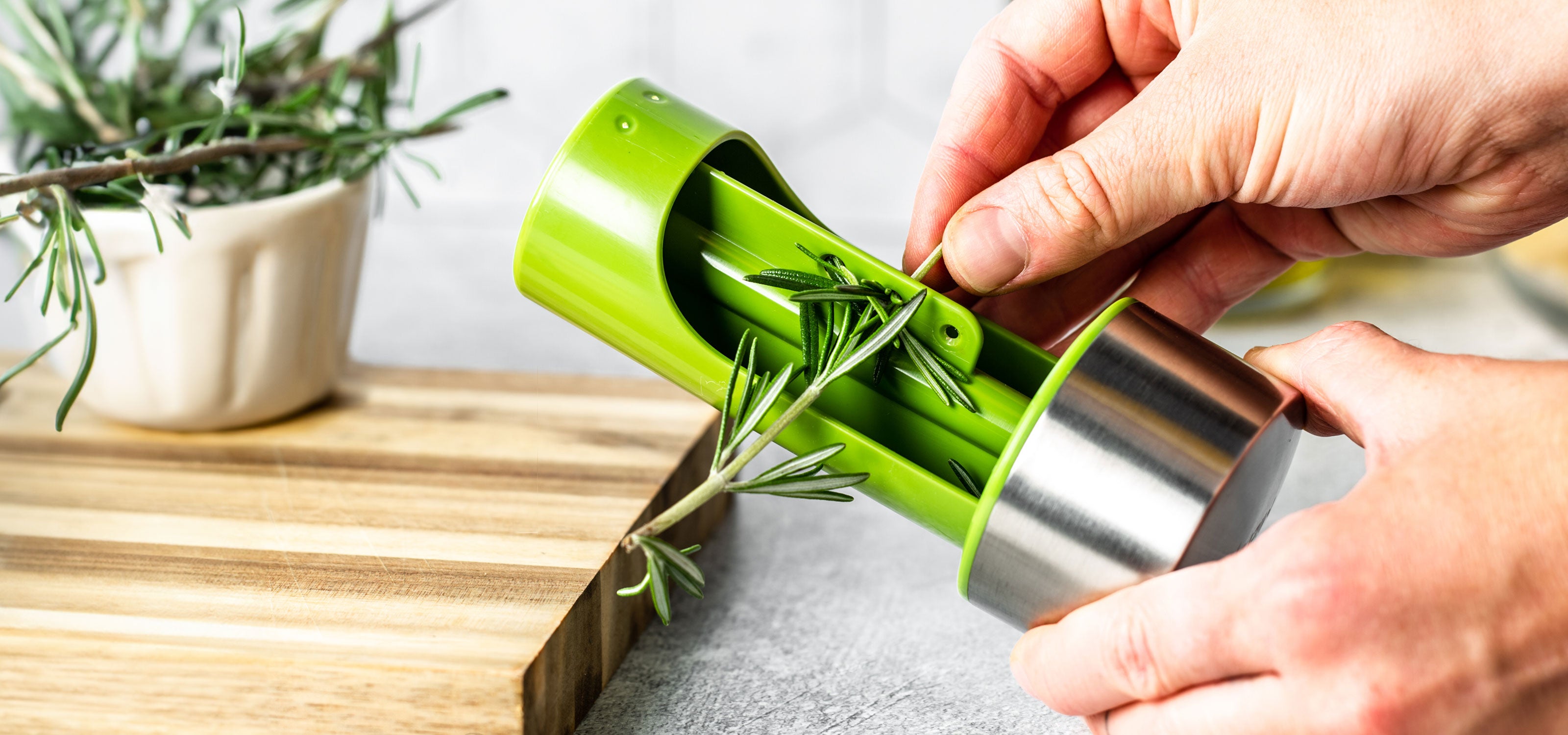 2-in-1 Herb Mill - Green w/ Stainless Accents | Microplane